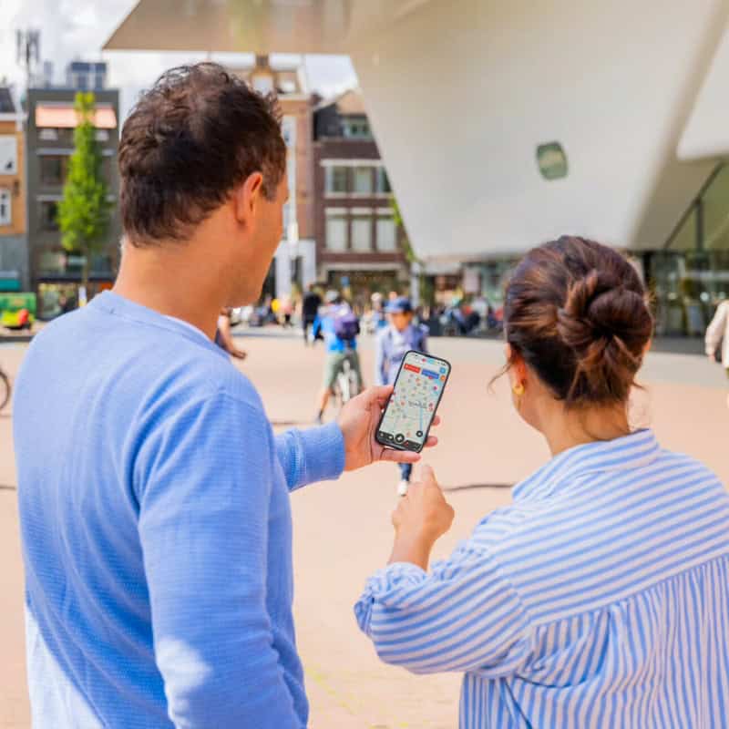 Duas pessoas usando um Amsterdam City Pass na Museumplein em Amsterdã.