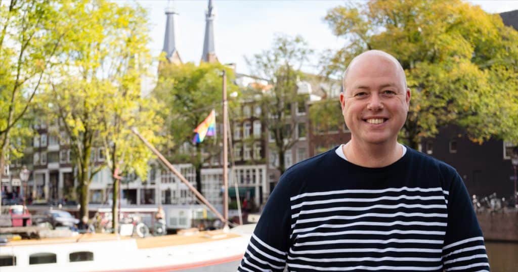 Gerrit com Amsterdã ao fundo.