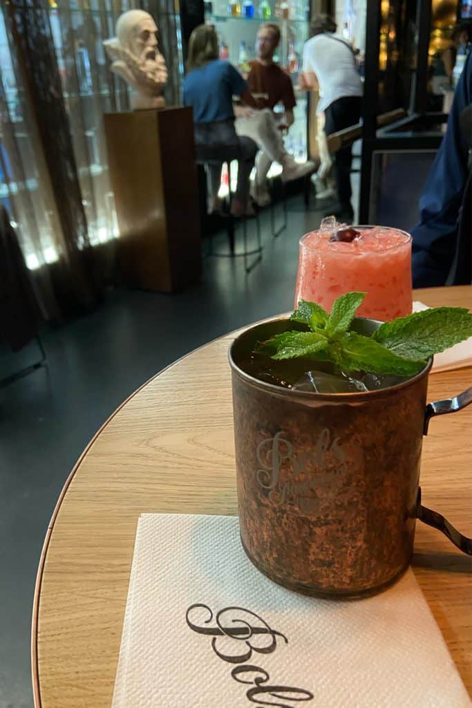 Meu coquetel grátis na Bols Experience que estava incluído no Go City Amsterdam City Pass.