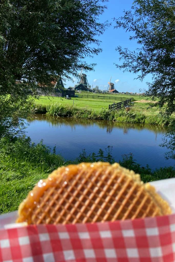 Aproveitei um stroopwafel quentinho e delicioso em Zaanse Schans no meu tour com o Go City.