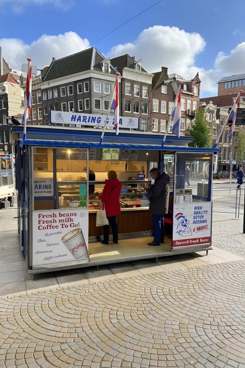 herring-stand-amsterdam É um clássico provar arenque holandês em uma barraca de arenque em Amsterdam.