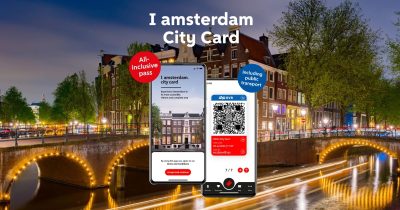 Imagem promocional do I Amsterdam Card com app no celular e canais de Amsterdã ao fundo. Vale a pena comprar o I Amsterdam Card?