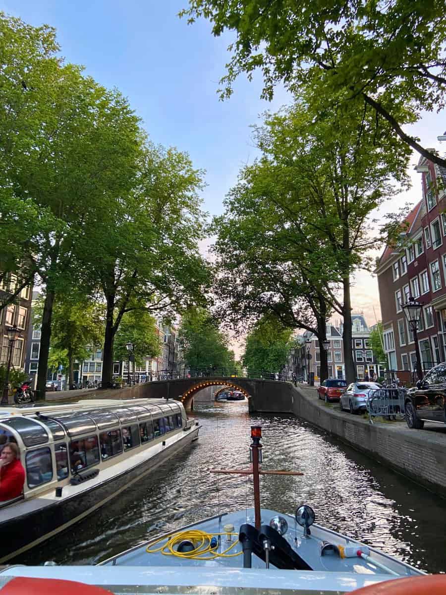 stromma-amsterdam-canal Estou em um passeio de barco pelos canais em Amsterdam.