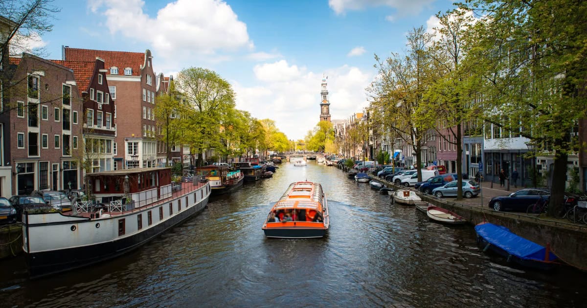 Faça um passeio gratuito de barco pelos canais de Amsterdã, Patrimônio da Unesco, com o I Amsterdam Card.